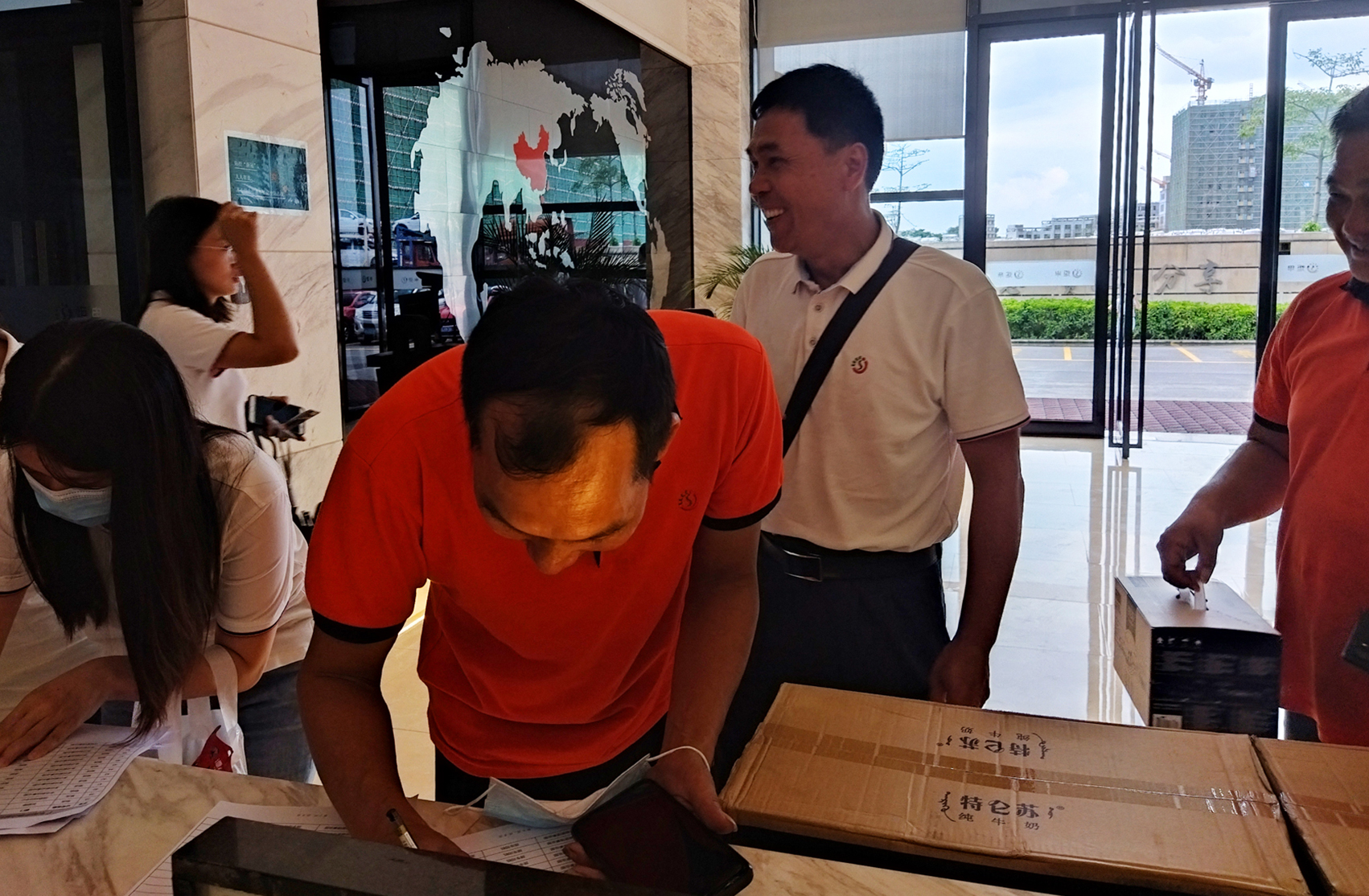 AG�콢�� (�й���½) ���޹�˾����